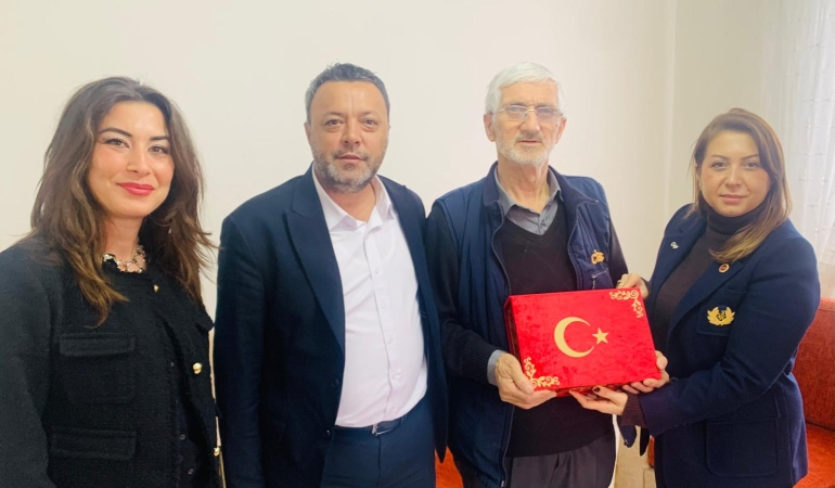 İzmit Belediyesi gazilere vefa ziyaretlerini sürdürüyor