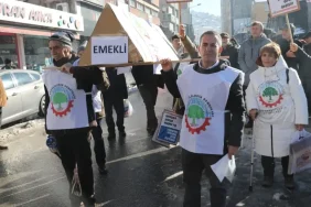 emeklilerden-tabutlu-eylem-20260106-040125