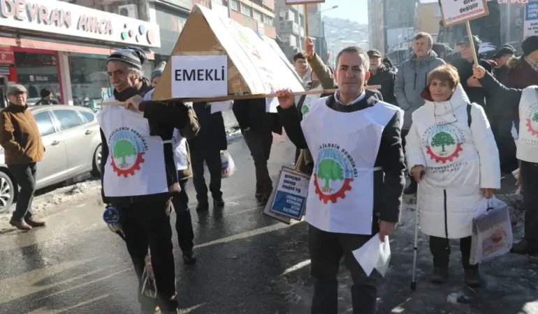 Zonguldak’ta emekliler tabutlu eylem düzenledi