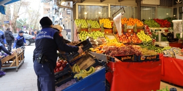 i-zmit-te-kamu-alani-isgallerine-siki-denetim-suruyor-20260106-012955