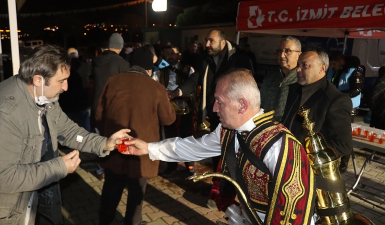 İzmit Belediyesi teravih ikramı: Ayaztepe Camii’nde şerbet ve lokum