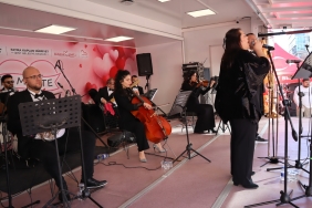 i-zmit-te-sevgililer-gunu-coskusu-belediye-meydani-nda-yasandi-20260216-015847