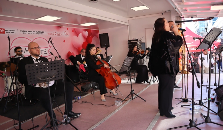 İzmit’te Sevgililer Günü etkinlikleri Belediye Meydanı’nda