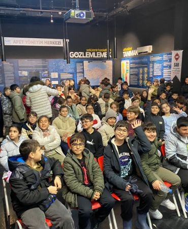 ogrencilerden-6-subat-depremlerinin-yil-donumunde-deprem-muzesine-anlamli-ziyaret-20260216-032804