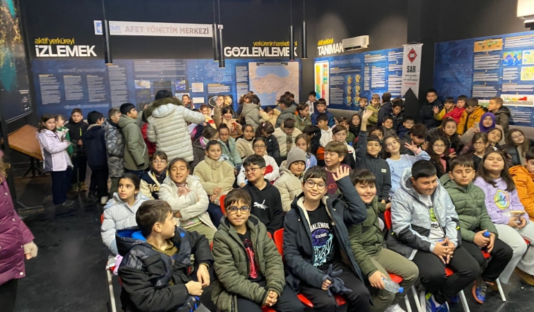 ogrencilerden-6-subat-depremlerinin-yil-donumunde-deprem-muzesine-anlamli-ziyaret-20260216-032804