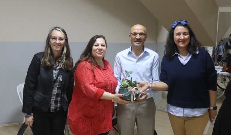 i-zmit-belediyesi-egitmeni-mehmet-bozdemir-e-50-yil-onuru-20260407-043047