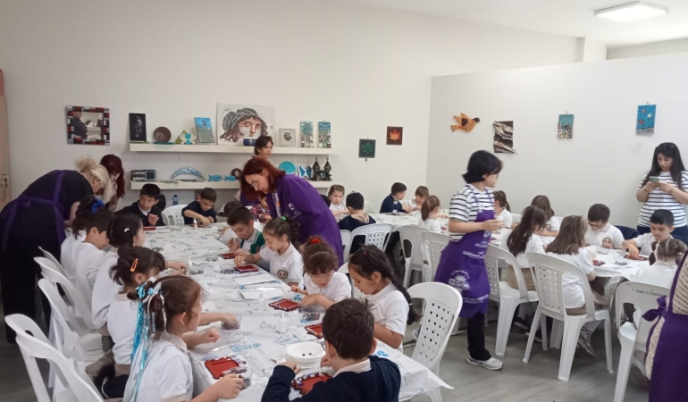 İZGİM’de minik öğrenciler kitapla tanıştı ve atölyeleri gezdi