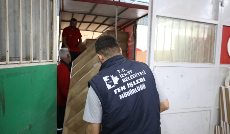 İzmit Belediyesi atölyelerinde mobilya ve donatı üretiyor