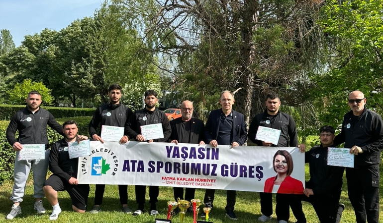 İzmit Belediyesporlu pehlivanlar Balkanlarda kürsüye çıktı