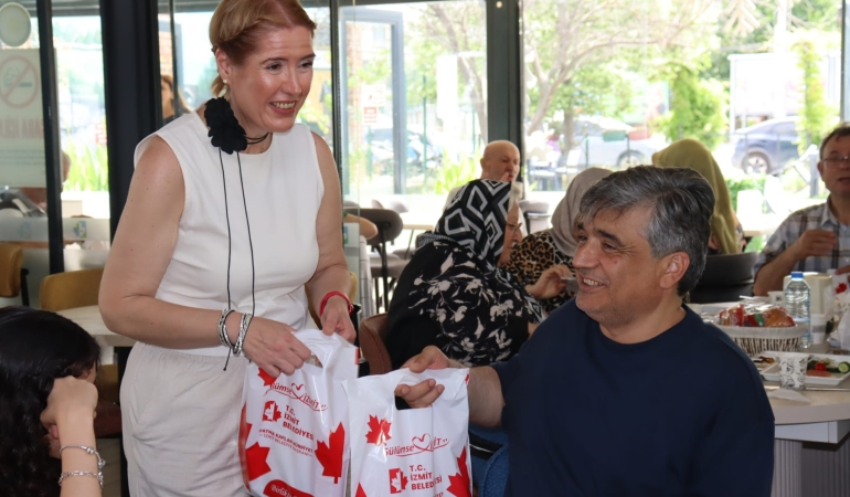 Gülümse Kafe’de Babalar Günü kutlaması
