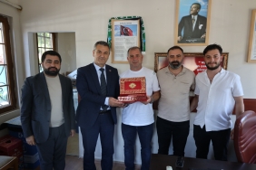 i-zmit-belediyesi-muhtarlara-yonelik-dogum-gunu-ziyaretlerine-devam-ediyor-20260610-223044
