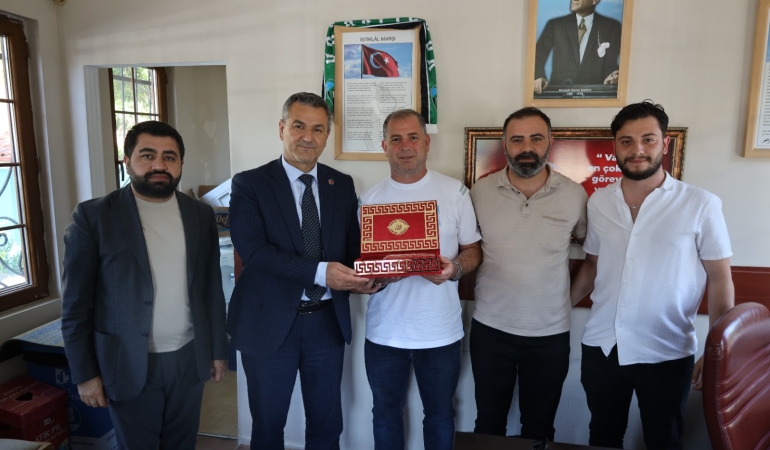 İzmit Belediyesi muhtarlara doğum günü ziyaretlerine devam ediyor