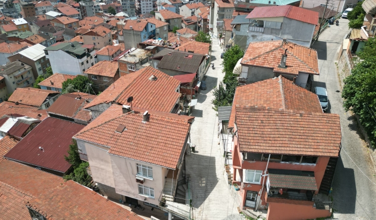 Izmit-Belediyesi-Kanlibag-Sokakta-Beton-Yol-Yenilemesini-Tamamladi-featured