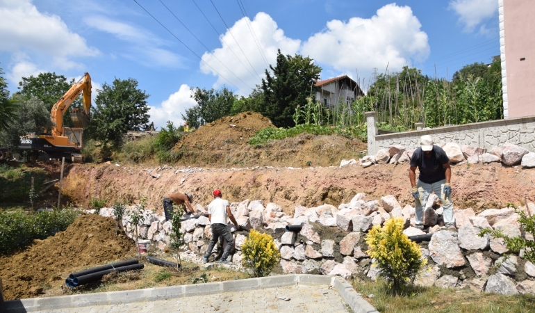 Kabaoglunda-Tas-Duvar-Calismasiyla-Yol-Guvenligi-Artiriliyor-featured