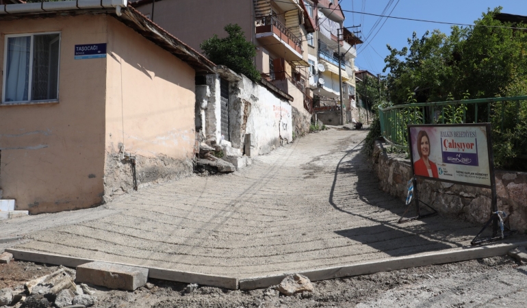 İzmit Belediyesi Kanlıbağ Sokak beton yolu yenileniyor
