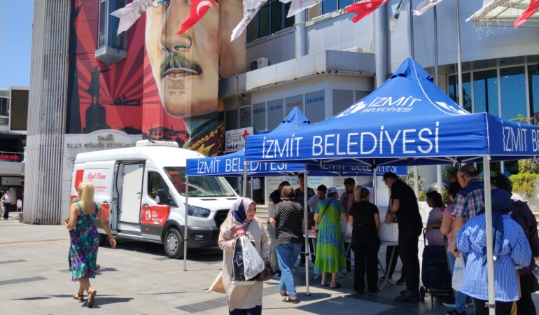 İzmit Belediyesi’nden vatandaşlara aşure ikramı