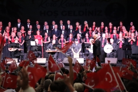 Izmit-Belediyesi-korosu-Cumhuriyet-icin-sahne-aldi-featured