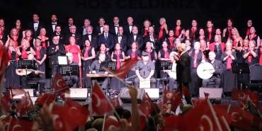 Izmit-Belediyesi-korosu-Cumhuriyet-icin-sahne-aldi-featured