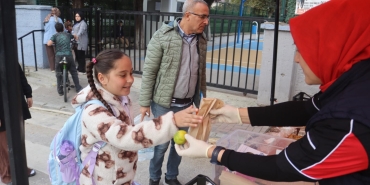 Izmit-Belediyesi-uc-okulda-ogrencilere-ikramda-bulundu-featured