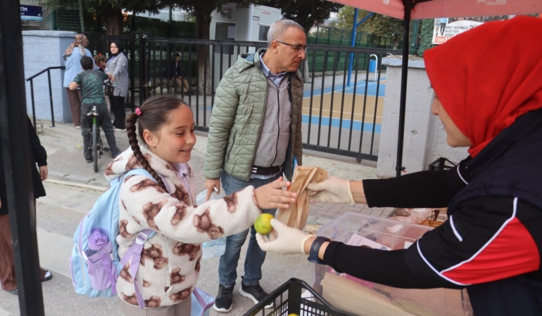 Izmit-Belediyesi-uc-okulda-ogrencilere-ikramda-bulundu-featured